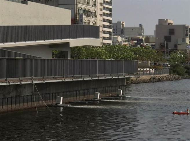 台南市水利局在運河盲段建置大型曝氣裝置，測試可否有效降低魚群暴斃問題。（台南市水利局提供／程炳璋台南傳真）