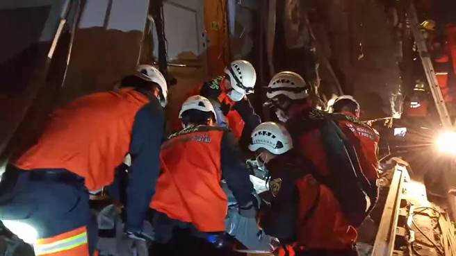 台铁花莲太鲁阁号列车意外事故不仅救灾难度高，更传出许多感人的故事。（宜兰县政府消防 局提供／胡健森宜兰传真）