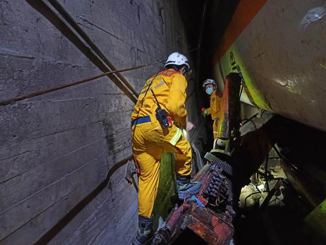 基隆市消防局在本次事故中，總計動員本市特種搜救隊人員16人、義消特種搜救隊5人、救災車輛6輛及各式救災裝備器材前往馳援。（基隆市政府消防局提供／黃婉婷桃園傳真）