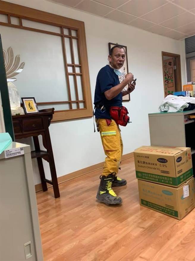 花莲慈济医院护理长凃炳旭本身也是花莲特搜队员教官，2日发生台铁太鲁阁号列车重大事故后，凃炳旭先以搜救队员身份衝往现场救人，之后再赶回医院值班，接手救治送到院的事故伤者与其他住院病患。（花莲慈济医院提供／胡健森花莲传真）