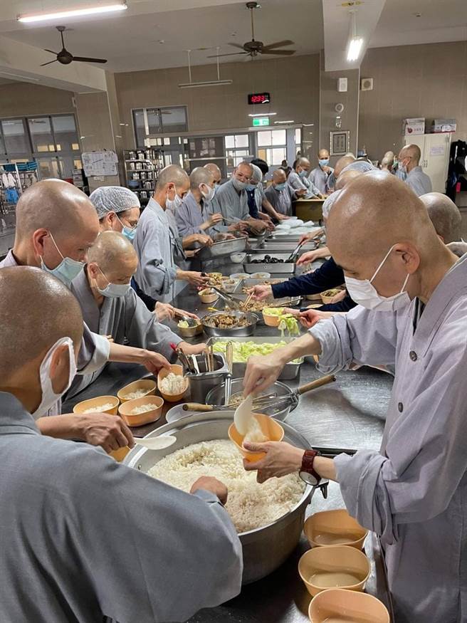 台铁太鲁阁号出轨，慈济包便当照片曝光，引发网友讚嘆。（图／翻摄自爆废1公社）