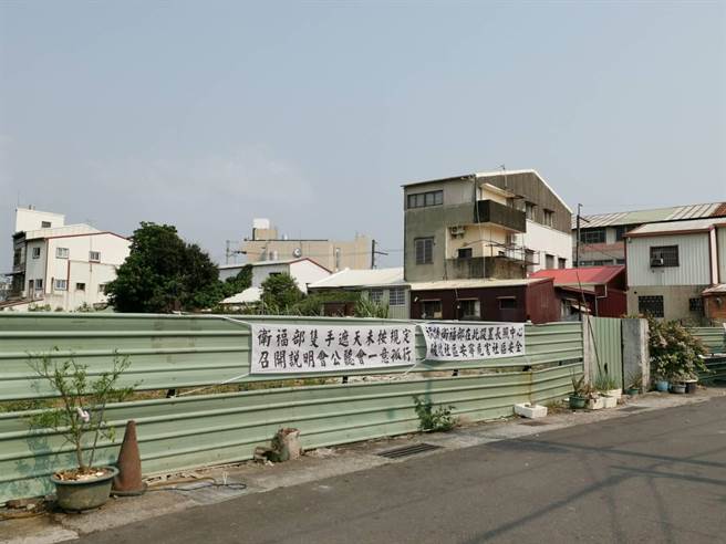 玉井区糖厂计画盖长照住宿型机构，居民拉布条反对，卫福部立台南医院声明已敲定说明会时间与居民沟通。（刘秀芬摄）