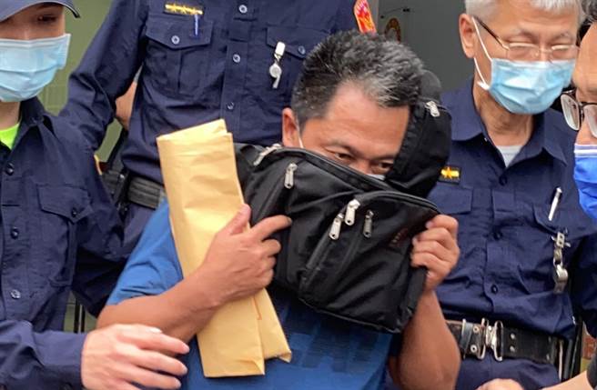 李义祥交保走出地院。（罗亦晽摄） 