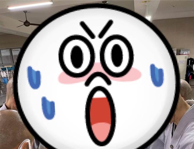 台铁太鲁阁号昨发生出轨事故，慈济第一时间动员包饭，照片惊呆网友。（图／翻摄自爆废1公社）