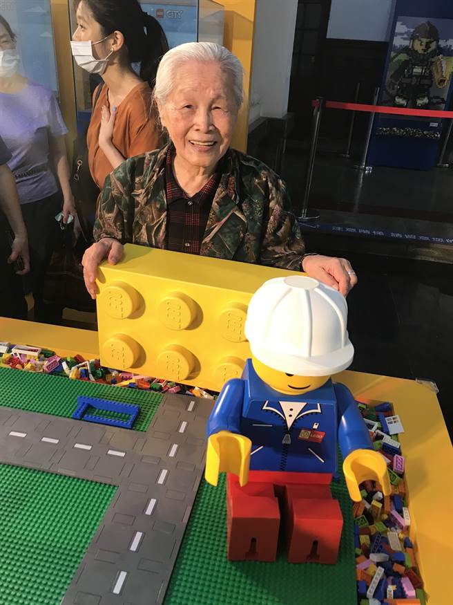 高龄92岁阿嬷李何素鸾3日也来看乐高展，李阿嬷说自己也是乐高迷，20多年前陪孙子玩，一玩就上瘾。（陈育贤摄）