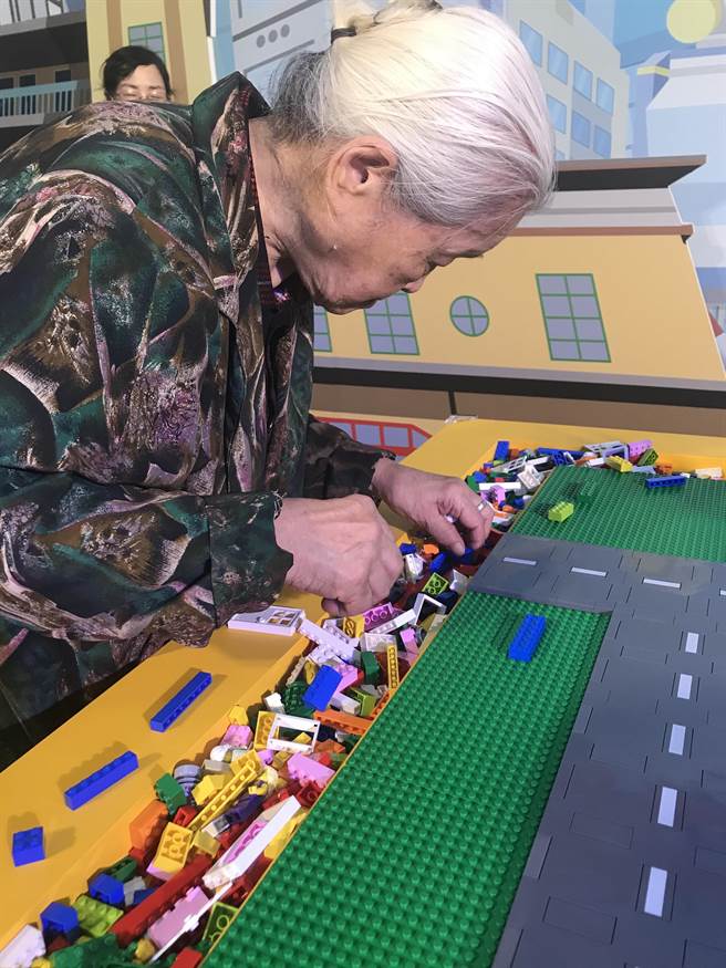 高龄92岁阿嬷李何素鸾3日也来看乐高展，李阿嬷说自己也是乐高迷，20多年前陪孙子玩，一玩就上瘾。（陈育贤摄）