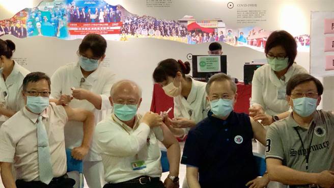 高市衛生局長黃志中（前排左二）在AZ疫苗開打首日施打，針對這次媒體烏龍報導，他自嘲「沒有暗槓SWITCH」。（本報資料照）