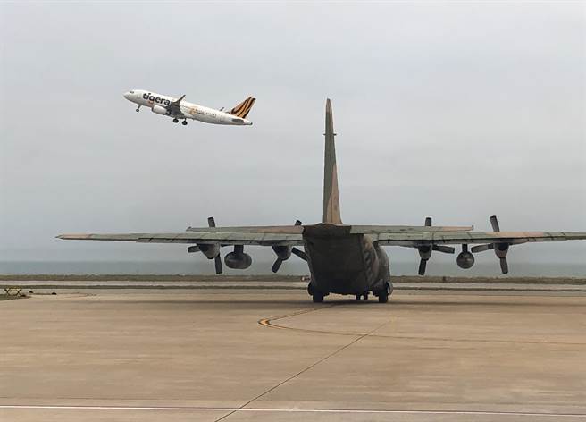 金门今日清明节天候好转，一扫连日来浓雾阴霾，台金5条航线可望全天正常起降。（李金生摄）