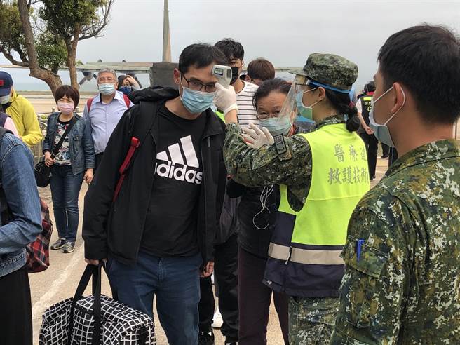 清明节加强疏运，尚义军机场落实防疫作业。（李金生摄）