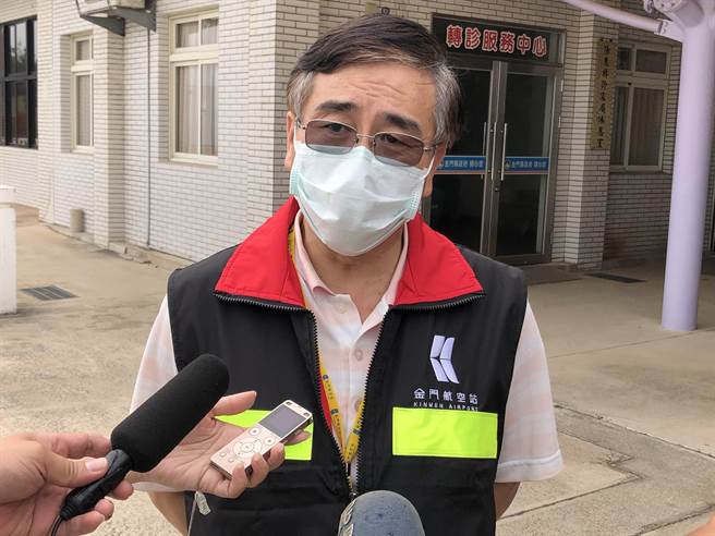 金门航空站主任洪念慈说明，尚义机场跑道能见度在清晨即有2000公尺以上，远超至少750公尺的适航标准，5条航线都恢復正常起降。（李金生摄）