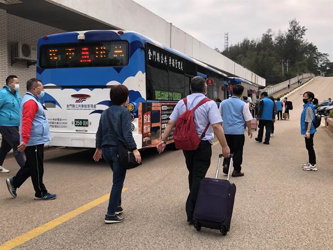 县车船管理处派遣公车出勤，接驳搭乘军机的旅客。（李金生摄）