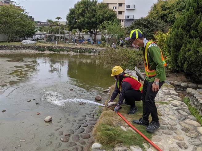 古蹟社口林宅30多年最嚴峻乾涸魚群命危，派員取用營建工地地下水，馳援補充水源。（台中市環保局提供／陳淑芬台中傳真）