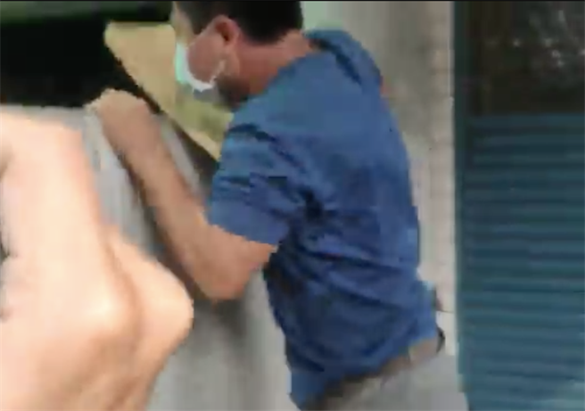 肇事工程车所属工程行业者李义祥3日没带钥匙，进不了家，但为了躲避媒体，最后决定翻墙进入家中。（翻摄照片／罗亦晽花莲传真）