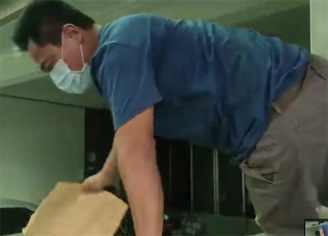 李义祥3日下午自花莲地院交保后，因没带家中钥匙，最后决定翻墙进入家中。（翻摄照片／罗亦晽花莲传真）