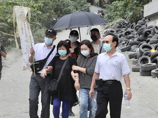    台铁太鲁阁号2日发生出轨事故，造成50人死亡、多人轻重伤。部分罹难者家属强忍悲痛，3日下午前往事故现场边坡上方招魂。（图／中央社提供）