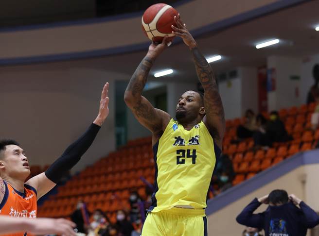 九太洋将JC战象3日拿下40分、22篮板的惊人双廿数据。(中华篮协提供)