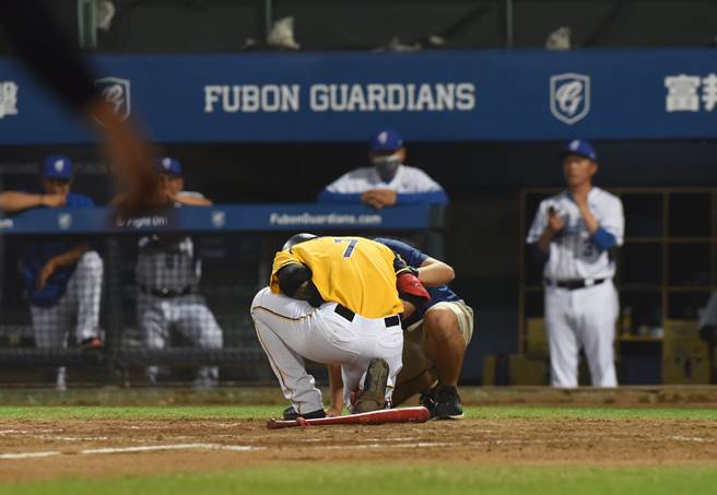 中信兄弟张志豪遭触身球击中。(中信兄弟提供)