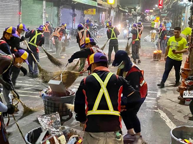 年年妈祖遶境都燃放大量鞭炮，过后动员大清扫，衍生垃圾和空污惊人，彰化县环保局今年首度与县内203家超商合作，扩大宣导以电子鞭炮取代等，环保进香。（彰化市清洁队提供／吴敏菁彰化传真）