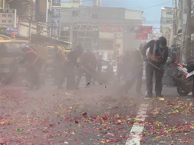 年年妈祖遶境都燃放大量鞭炮，过后动员大清扫，衍生垃圾和空污惊人，彰化县环保局今年首度与县内203家超商合作，扩大宣导以电子鞭炮取代等，环保进香。（彰化市清洁队提供／吴敏菁彰化传真）