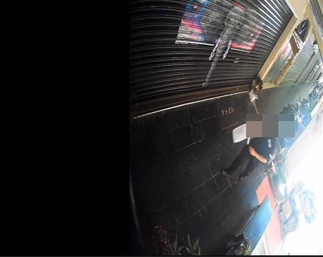 消毒员工预防孑孓孳生，被当成是倒汽油。（翻摄照片／曹明正高雄传真）