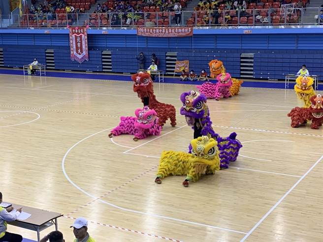 中正国中醒狮团透过平日苦练，以及录影、结合舞艺及武艺的练狮方式，日前在全国赛事中获得冠军。（庄旻静摄）