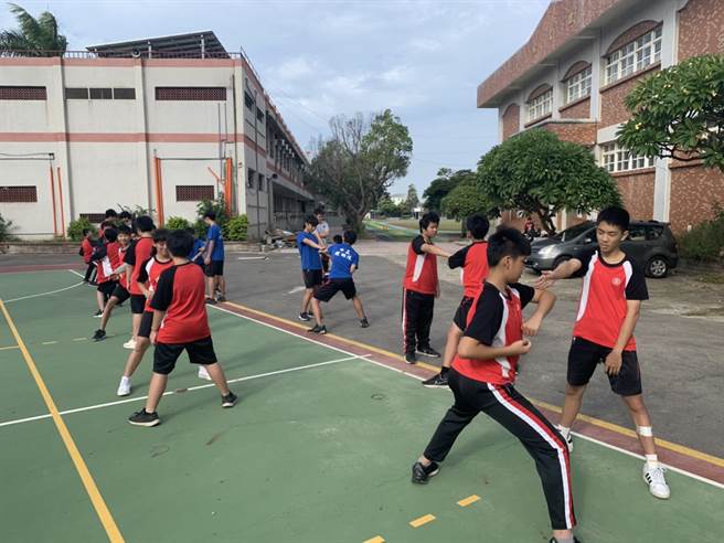 中正国中醒狮团透过平日苦练，以及录影、结合舞艺及武艺的练狮方式，日前在全国赛事中获得冠军。（庄旻静摄）