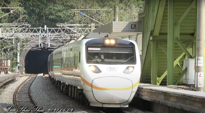 台铁太鲁阁号408次发生翻轨意外，列车最后身影恰好被铁道迷拍下，影片可看出司机员正认真执勤，岂料10分钟后却离开人世。左为助理司机员江沛峰、右为司机员袁淳修。（翻摄至铁道迷林劭劭youtube／黄婉婷台北传真）