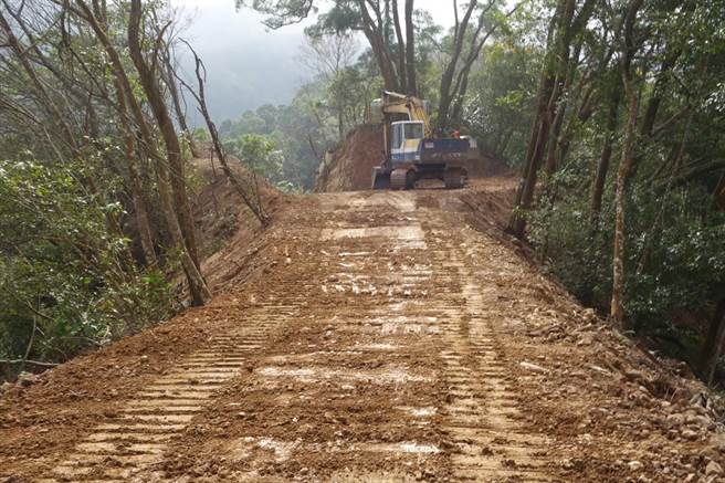 苗栗县山坡地占全县面积88％，农民未厘清地目与界线易触法受罚，去年苗栗县政府开罚23件，提请农民动作前先谘询申请。（苗栗县政府提供／何冠娴苗栗传真）