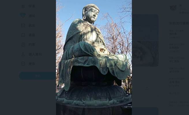 橘猫钻进佛像的手掌中，彷佛被收服了一样，让许多人直呼太有趣。(图翻摄自推特/@nori22)