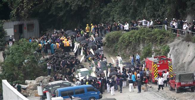 台鐵太魯閣號在花蓮撞上工程車出軌意外，3日現場罹難者家屬前往招魂，一百多位家屬舉著招魂幡在事發現場上方的平台進行招魂。（鄭任南攝）
