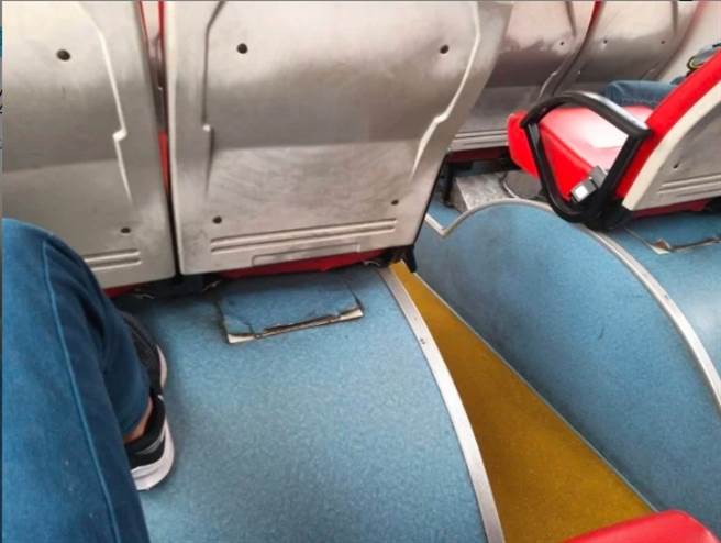 网友认为，低底盘公车轮胎上方的位置是座位首选。（翻摄Dcard）