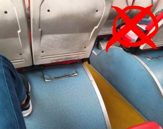 网友另外指出，最难坐的位置反而是前方的座位，不但空间窄又高。（翻摄Dcard）