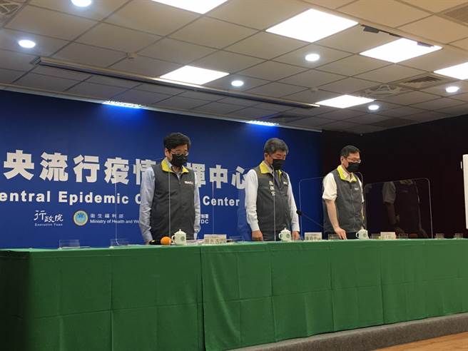 记者会开始前，陈时中、周志浩与庄人祥先为太鲁阁号事件默哀。(图／林周义摄)