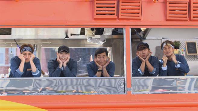 《在当地吃得开吗？美国篇》Eric（左起）、John Park、李连福、李玟雨、许卿焕。（中天娱乐台提供）