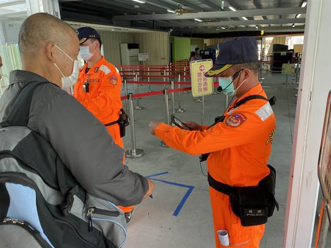 海巡人员2日下午针对搭乘从布袋到金门航线的旅客进行查验，过滤是否有居家检疫或隔离者。（海巡署布袋商港安检所提供／张毓翎嘉义传真）