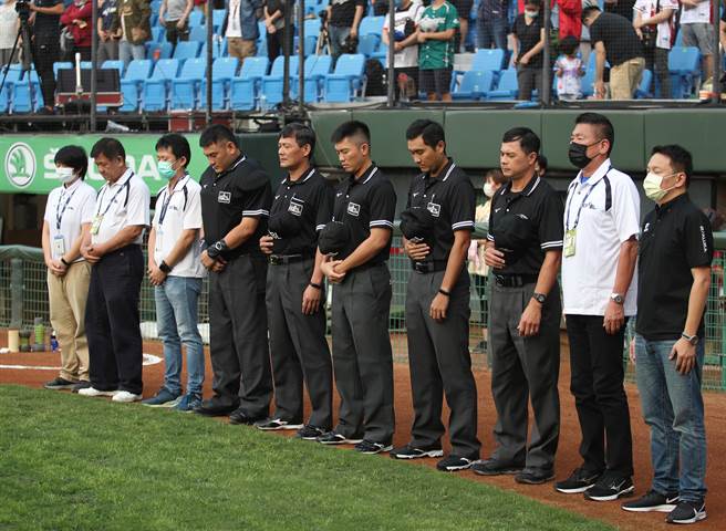 蔡其昌會長個人與中華職棒聯盟將共同捐款100萬元，做為協助救災物資。（中職提供）