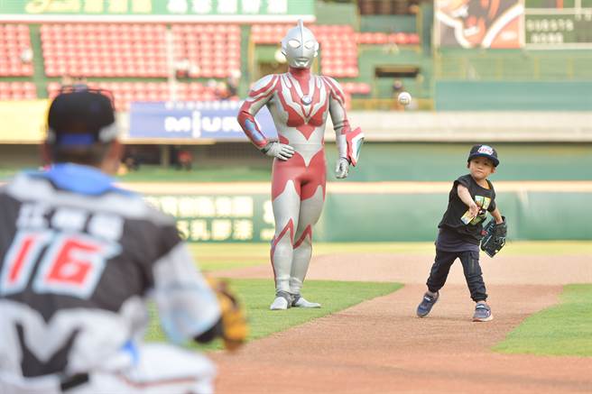 江辰晏父子担任开球贵宾，江辰晏的儿子江尊宥是超人力霸王铁粉。（统一狮提供）