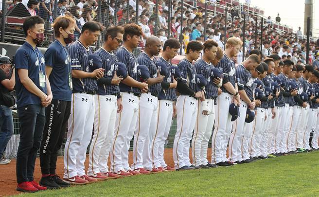 中職樂天桃猿3日出戰中信兄弟，開賽前雙方球員及球迷為台鐵太魯閣號事故死者默哀。（范揚光攝）