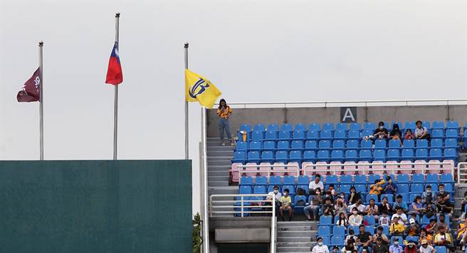 中職樂天桃猿3日出戰中信兄弟，主辦單位特地降下半旗，為台鐵太魯閣號事故死者哀悼。（范揚光攝）