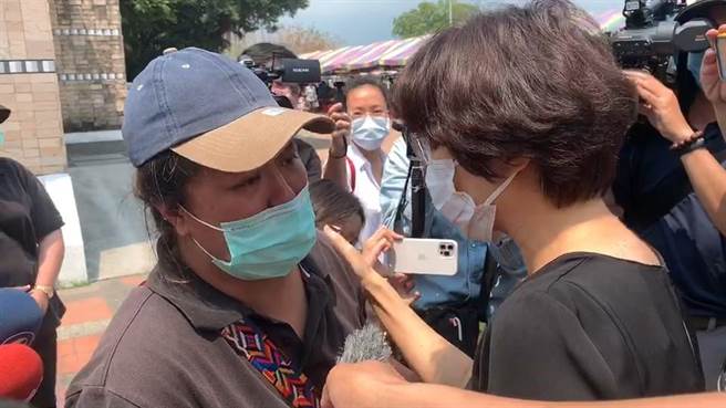 太鲁阁号出轨酿51死，其中家住长滨乡32岁的李家兴不幸罹难，其妻子（左）回忆事发当时，先生推了她一把，保住了她的命，却救不了自己，相当哀伤。（蔡旻妤摄）