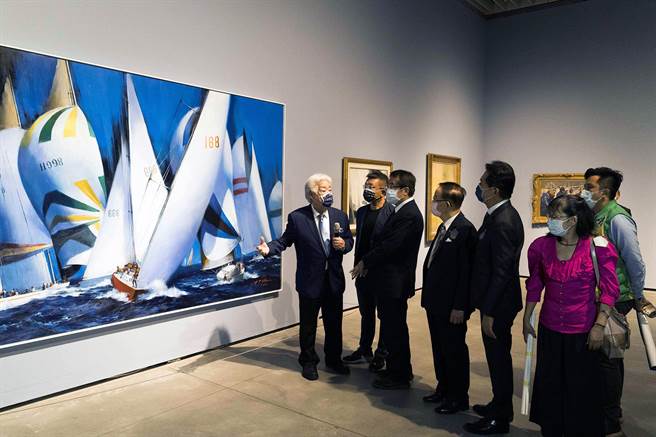 艺术家陈辉东（左一）带领现场来宾进入展场欣赏他的画作。（南美馆提供／洪荣志台南传真）