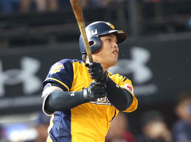 中信兄弟陈子豪单场4安。（范扬光摄）