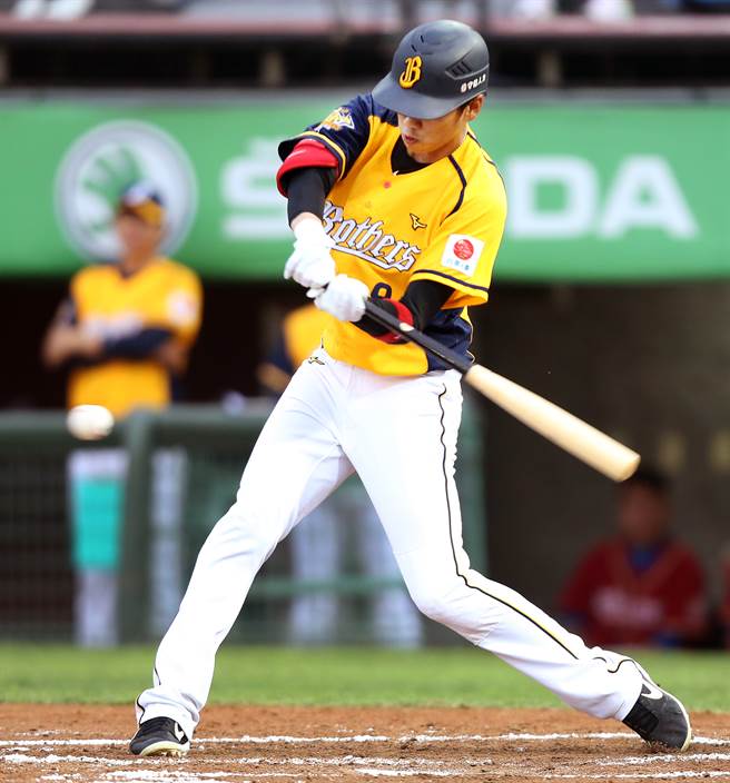 中信兄弟王威晨单场4安。（范扬光摄）