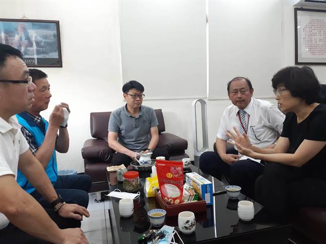 太鲁阁号出轨酿51死，其中25岁的卓思洁，是台铁台东站卓姓员工的女儿。台东站长杨舜安(右二)表示，卓姓员工十分难过。(蔡旻妤摄)