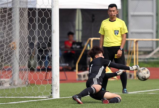 台体认为门将洪琳在PK第8点的扑救并未犯规，赛后向大专体总提出申诉。（李弘斌摄）