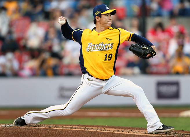 中信兄弟先发投手郑凯文拿到本季第3胜。（范扬光摄）