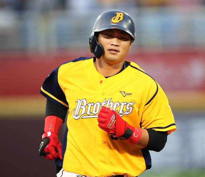 中信兄弟苏纬达敲出本季首轰。（范扬光摄）