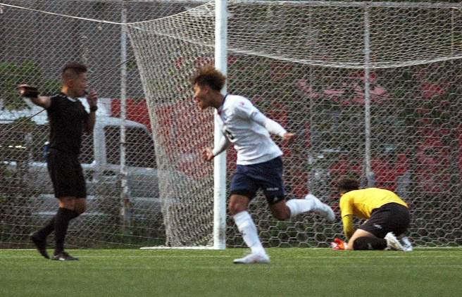 北市大后卫郑知桓在PK战第5点攻破辅大门将赖柏纶的十指大关，兴奋庆祝夺冠。（北市大提供）