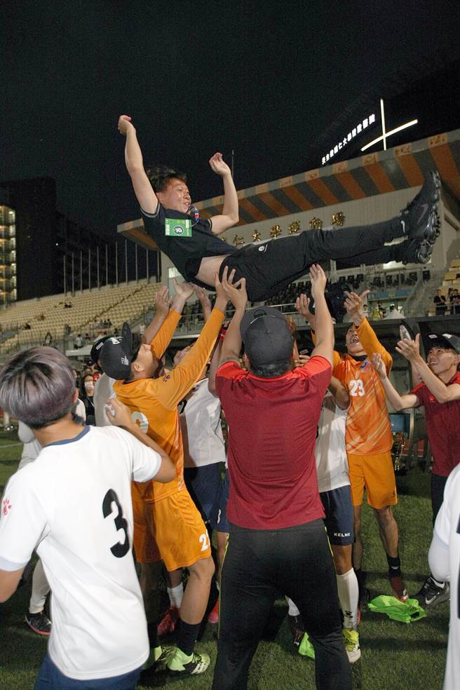 北市大球员赛后将助理教练苏德财抛到空中庆祝夺冠。（北市大提供）