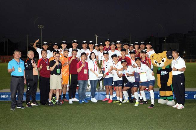 北市大完成3连霸后全队与冠军奖杯合照。（北市大提供）